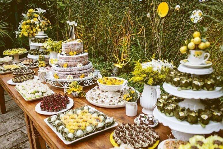 44- A decora&ccedil;&atilde;o de noivado tem na cor amarela o tema central da festa. Fonte: ohlindeza