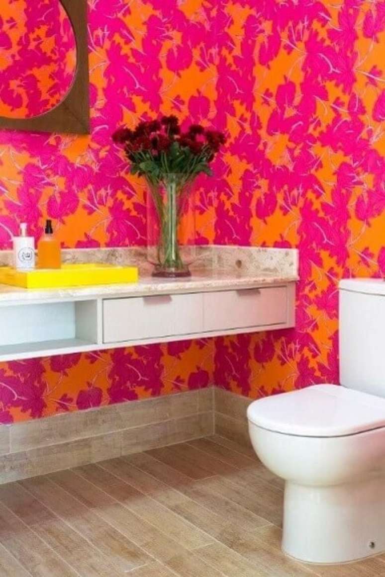 33. Contrastando com o papel de parede colorido, a bancada &eacute; clara e discreta. Projeto de Joel Caetano Paes