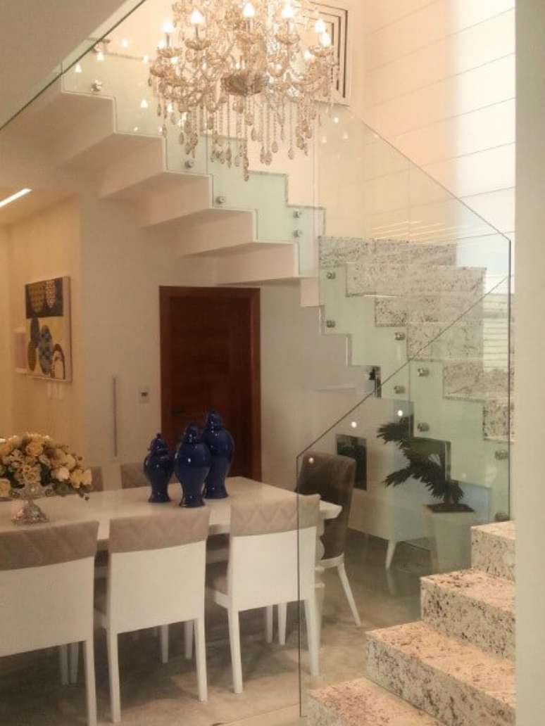 43. Sala de jantar sofisticada com escada de granito clara. Projeto de Rafael Simonazzi