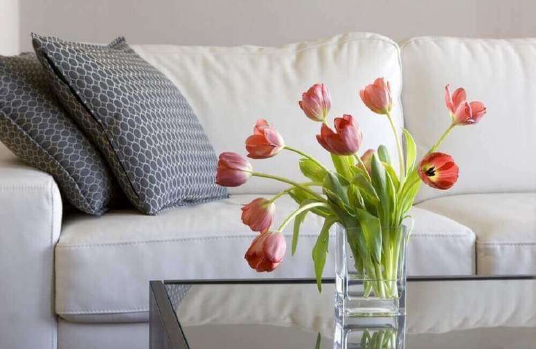 1. Há diversos tipos de flores que podemos utilizar para decorar nossa casa.