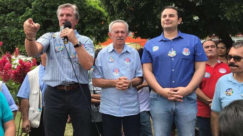 Ex-presidente Fernando Collor faz campanha ao lado do filho; um quer ser governador e o outro, deputado federal