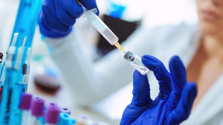 Aplicação de vacina poderá ser feita sem o auxílio de um profissional no futuro, diz estudo