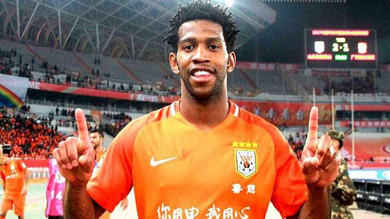 Gil defende o Shandong Luneng, da China