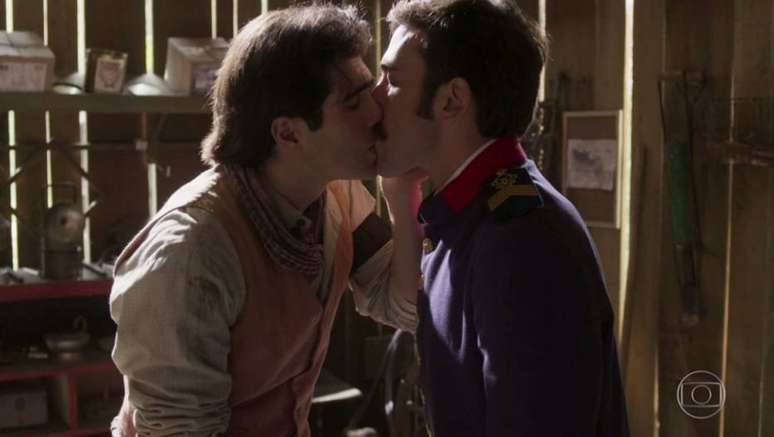 Personagens Otavio e Luccino protagonizaram primeiro beijo gay em novela das 18h na Globo.
