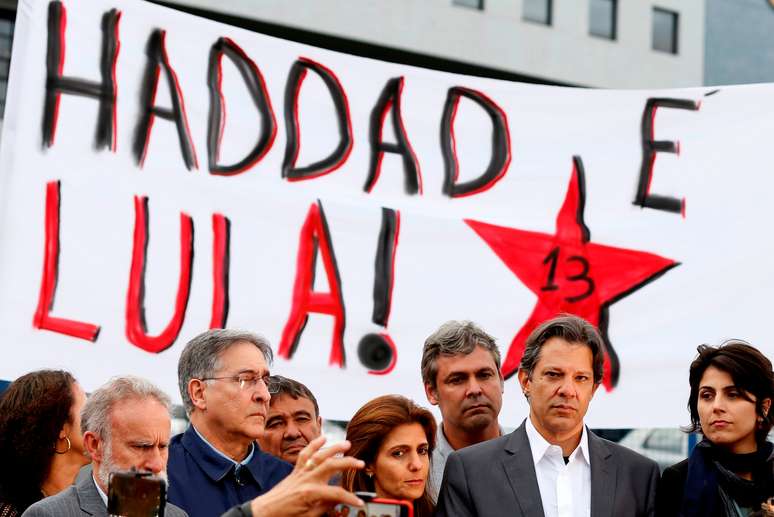 Haddad, com apoiadores e Manoela D&acute;&acute;Avila (D) em Curitiba 11/9/2018 REUTERS/Rodolfo Buhrer 