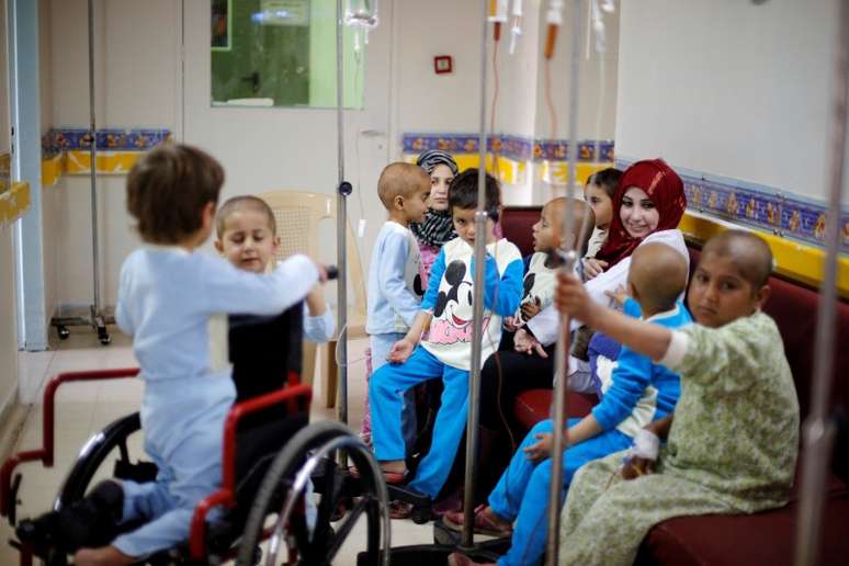 Crianças com câncer em hospital em Damasco, na Síria 16/03/2017 REUTERS/Omar Sanadiki 