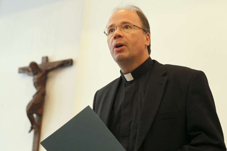 Bispo de Trier Stephan Ackermann durante entrevista coletiva em 2013
17/01/2013 REUTERS/Wolfgang Rattay