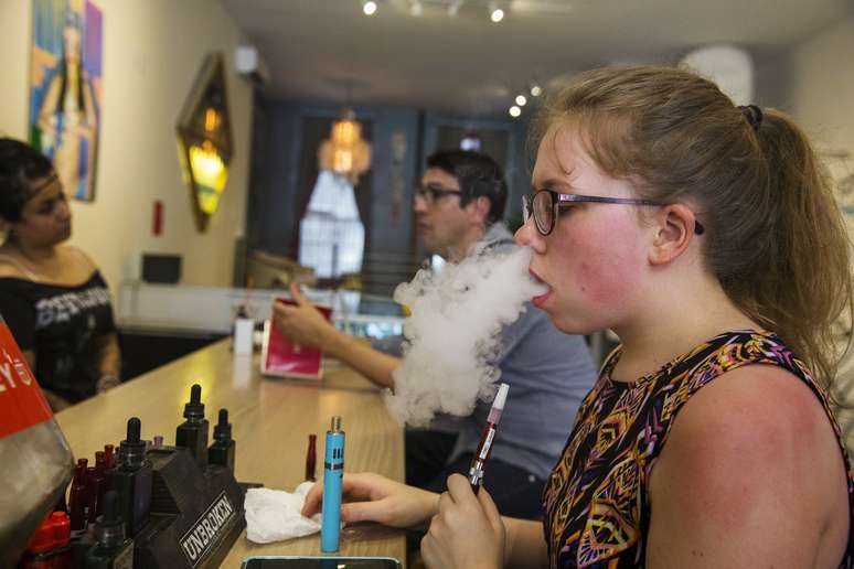 Cliente experimenta diferentes sabores de cigarros eletrônicos no Henley Vaporium em Nova York  23/06/ 2015. REUTERS/Lucas Jackson  