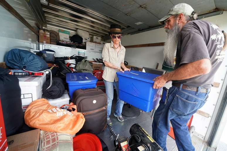 Moradores colocam pertences em caminhão antes de chegada de furacão Florence na Carolina do Norte
 12/9/2018   REUTERS/Carlo Allegri 