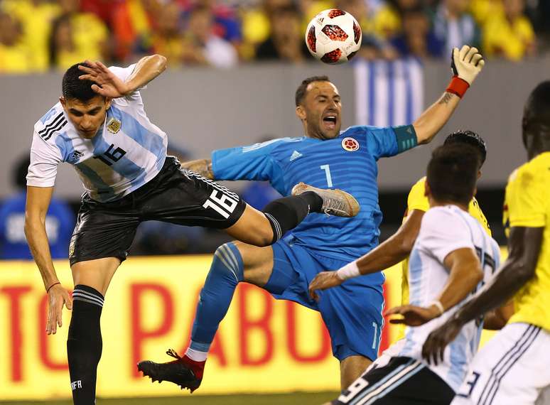 Ospina disputa bola com o ataque argentino
