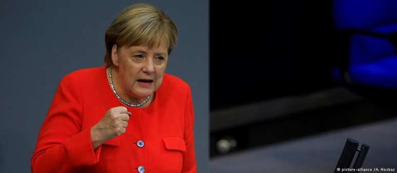 "Judeus e muçulmanos pertencem tanto quanto cristãos e ateus à nossa sociedade", disse Merkel