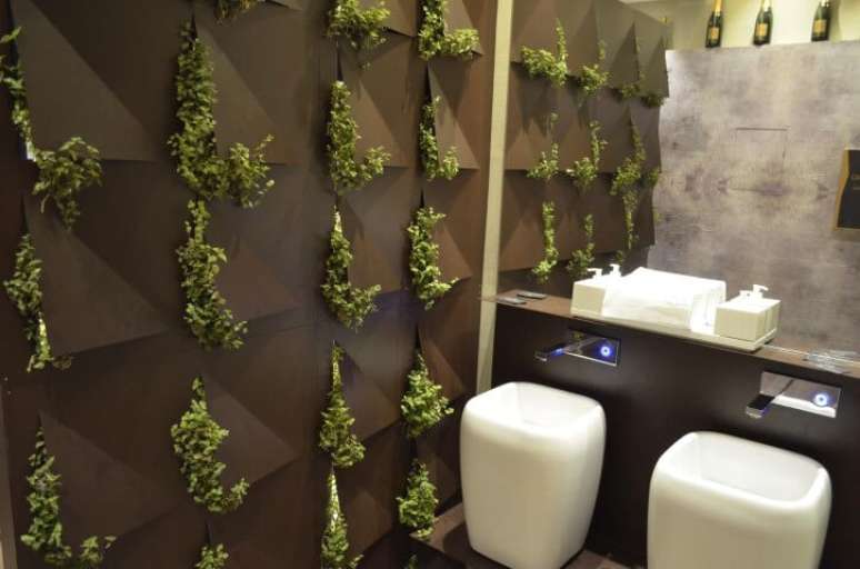 40. Banheiro com parede com revestimento 3D com plantas. Projeto de Casa Cor 2016