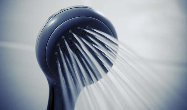 5. Use água fria depois do um banho quente, pois ela ativa a circulação sanguínea, melhorando a regeneração da pele. (