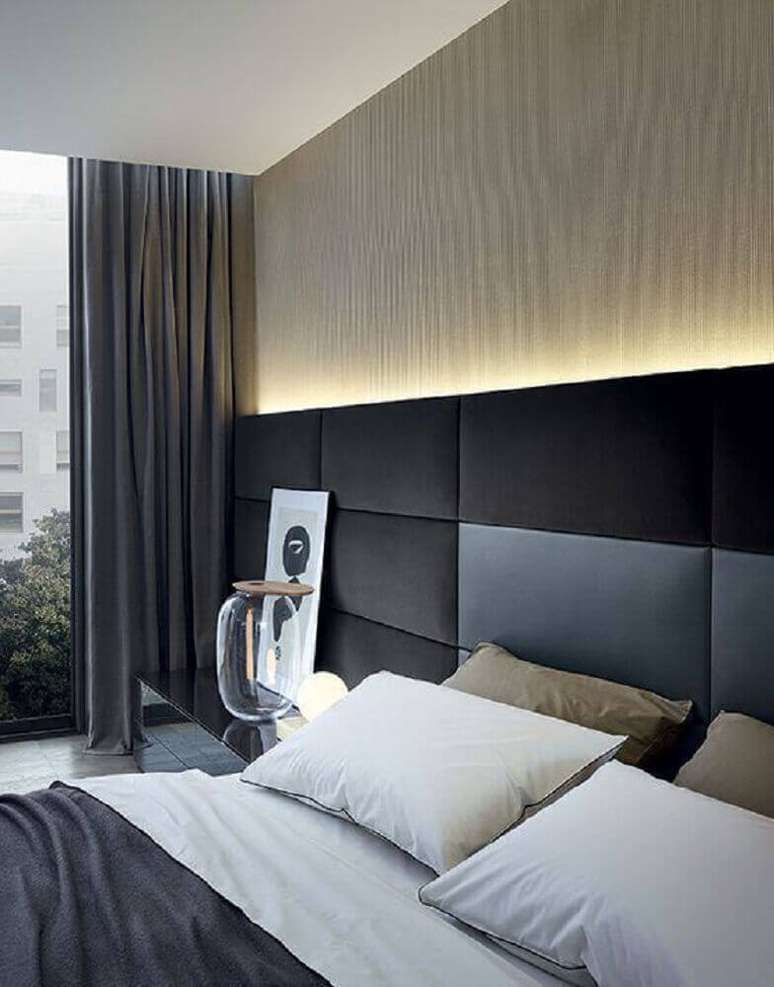 19. Quarto de casal decorado com cabeceira preta e azul com ilumina&ccedil;&atilde;o embutida