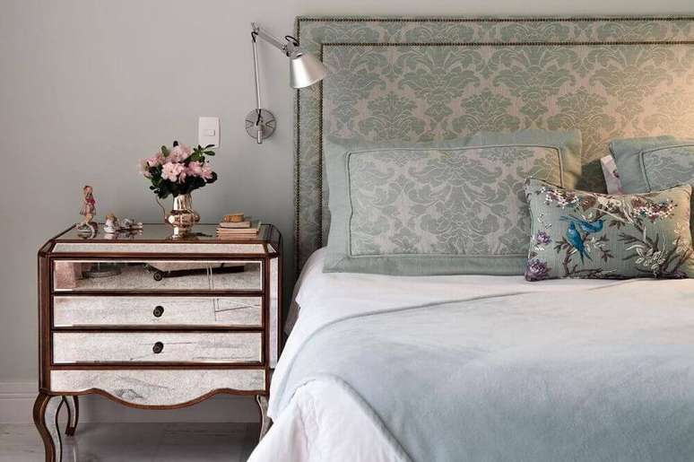 20. A cabeceira estofada estampada pode ser o grande destaque na decora&ccedil;&atilde;o do quarto