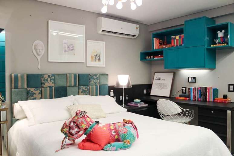 50. Modelo de cabeceira estampada para quarto de casal