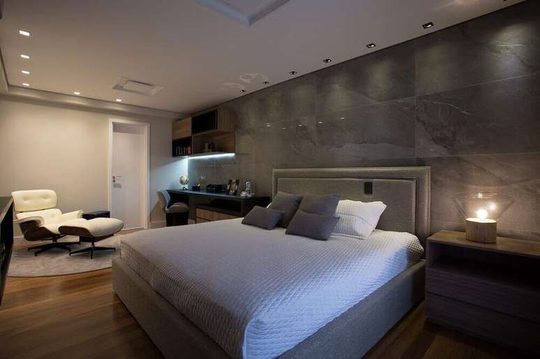26. Decora&ccedil;&atilde;o moderna para quarto com cabeceira estofada casal cinza