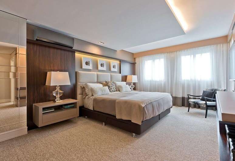 43. Quarto de casal com decora&ccedil;&atilde;o em tons de marrom e bege
