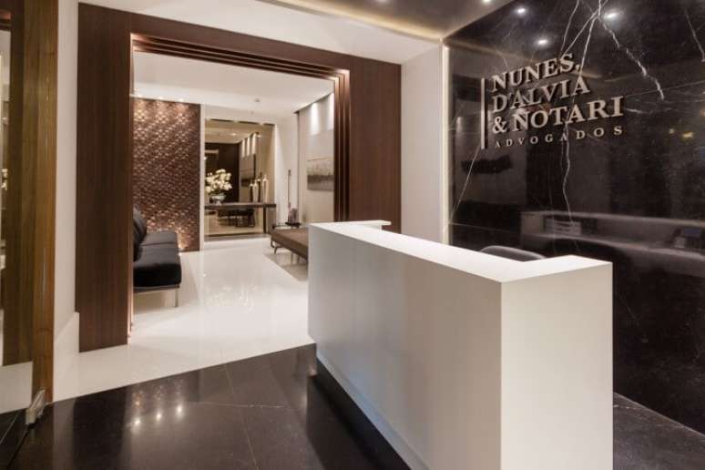 47. Escrit&oacute;rio com parede com revestimento 3D em tons de marrom. Projeto de Red Square Arquitetura