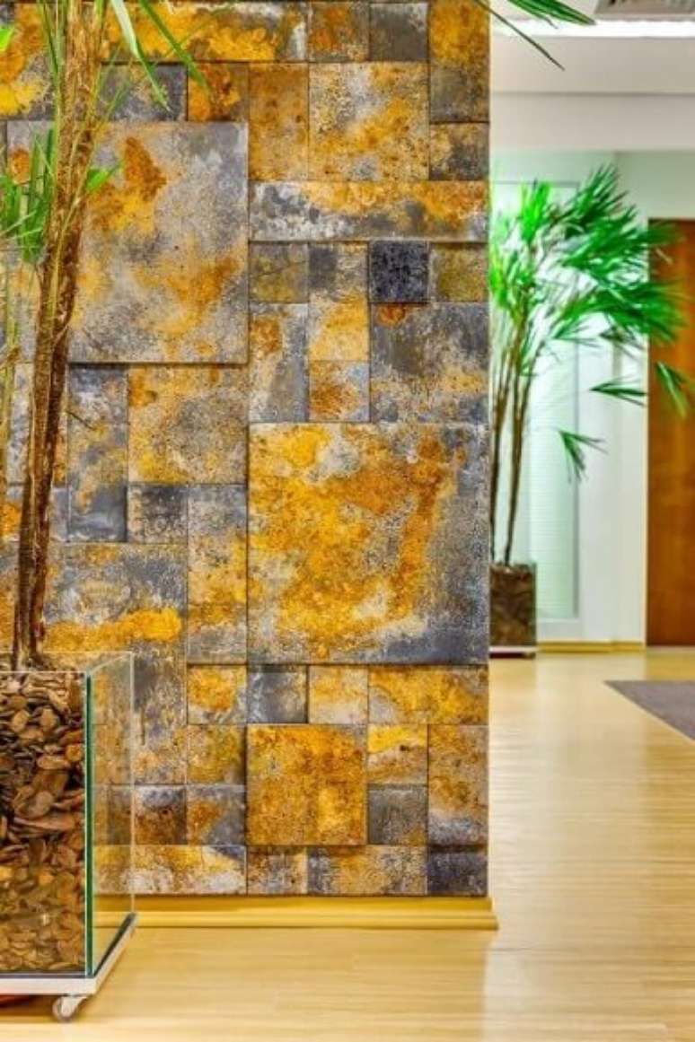 48. Escrit&oacute;rio com revestimento 3D com visual enferrujado. Projeto de Raduan Arquitetura