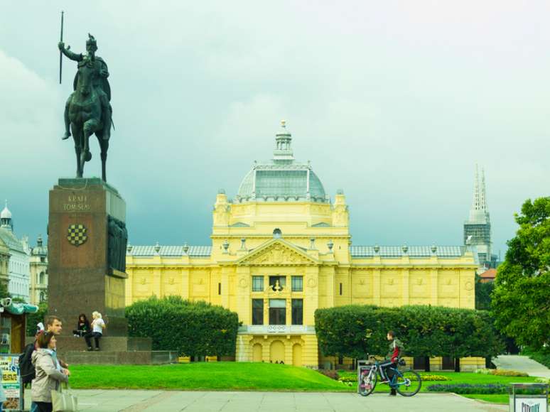Praça Tomislav com a estátua do Rei Tomislav, em Zagreb, na Croácia