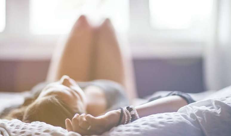 6. É melhor dormir de barriga para cima. De lado, o peito fica sem apoio e para baixo você o espreme com o próprio peso do corpo. (