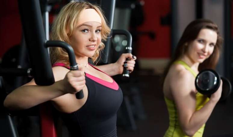 8. Compre um sutiã específico para treinar. Ele pode reduzir em até 70% os movimentos do peito durante o exercício. (