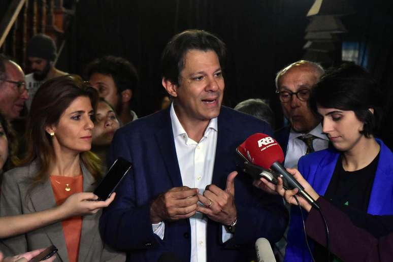 Fernando Haddad (PT), candidato a presidência da República, acompanhado de sua esposa, Ana Estela, de Manuela D`Avila(PSTU) candidata a vice-presidente em sua chapa e do Vereador Eduardo Suplicy (PT/SP), durante entrevista coletiva, realizada na Casa de Teatro Casa do Faroeste, onde realizou encontro com estudantes beneficiados com o Sistemas de Cotas e com o PROUNI, localizado na rua do Triunfo, centro de Sâo Paulo, na tarde desta quarta-feira, (12).