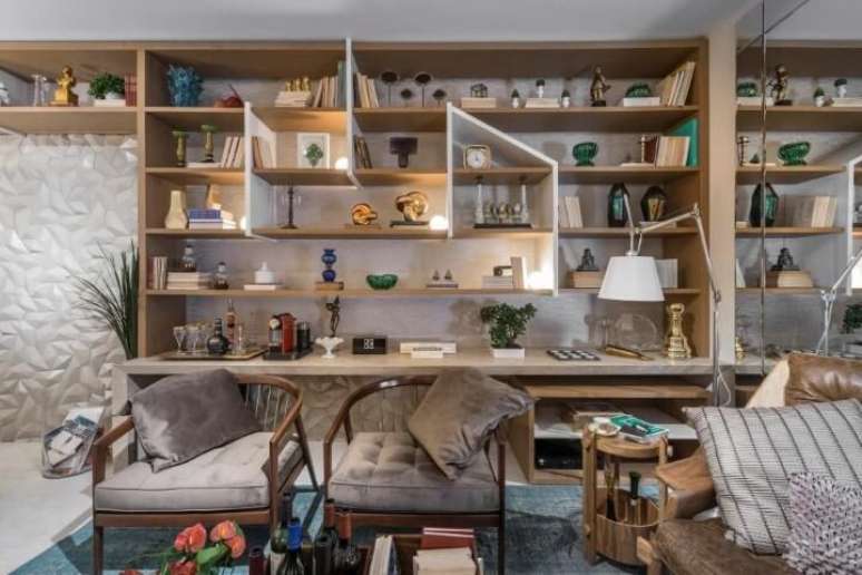 59. Parede com revestimento 3D branco e prateleiras. Projeto de Casa Cor 2016