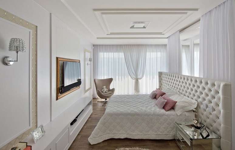 30. Quarto com decora&ccedil;&atilde;o cl&aacute;ssica com cabeceira estofada casal no estilo capiton&ecirc;
