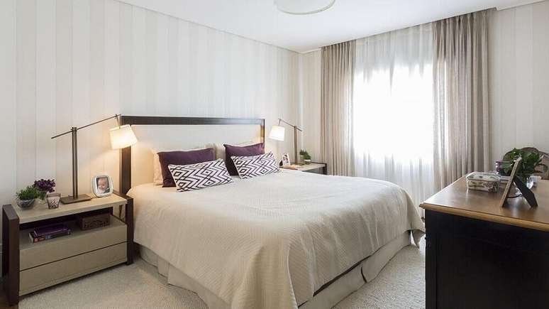 14. Cabeceira estofada casal com moldura de madeira para um ambiente mais confort&aacute;vel