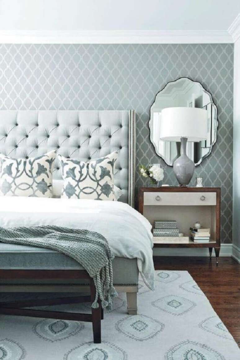 31. Quarto com decora&ccedil;&atilde;o em tons de cinza com cabeceira estofada no estilo capiton&ecirc;