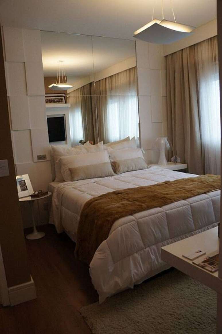 5. O revestimento 3D pode vir combinado com espelho no quarto de casal. Projeto por Mauren Buest.