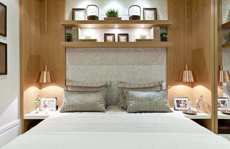 6. O revestimento de parede 3D ganha iluminação na cabeceira da cama de casal. Projeto por Maithia Guedes.