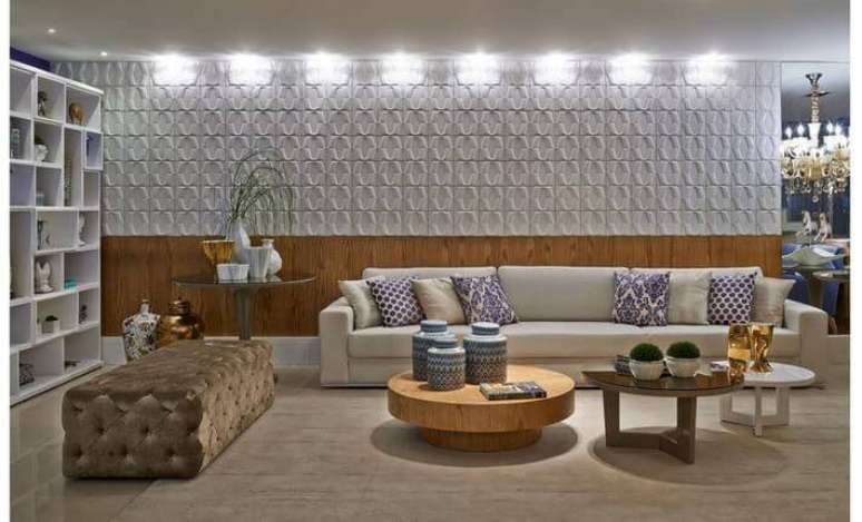 17. Dividir a parede da sala de estar com um revestimento 3D pode deixar a sala de estar mais moderna. Projeto por CS Projetos Decoração de Interiores.