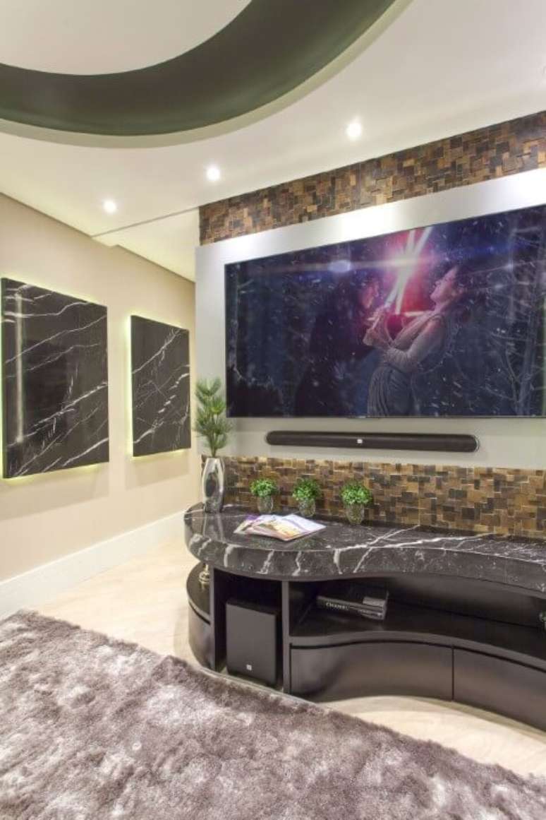 61. Sala de TV com revestimento 3D marrom. Projeto de Iara Kilaris