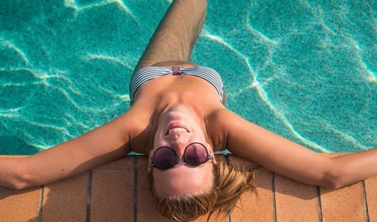 3. Quando tomar sol, lembre-se que a pele do peito é muito sensível e quase nunca se expõe ao sol. Por isso, você precisa de um alto índice de proteção solar. Pois, além da saúde, toda vez que se queima a pele do seio perde a juventude. (
