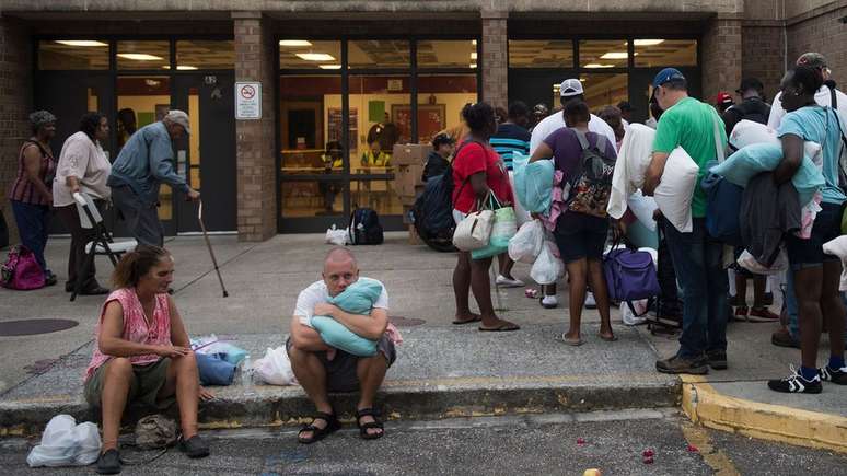 Mais de um milhão e meio de pessoas receberam ordens de evacuação na costa da Virginia, Carolina do Norte e Carolina do Sul, à medida que se aproxima o Florence