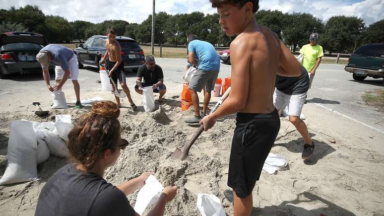 Em Charleston, Carolina do Sul, as pessoas compraram centenas de baterias, lanternas, lonas de plástico e sacos de areia