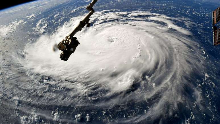 Furacões podem causar grandes ondas no mar ao se aproximar do continente, formando até mesmo tsunamis