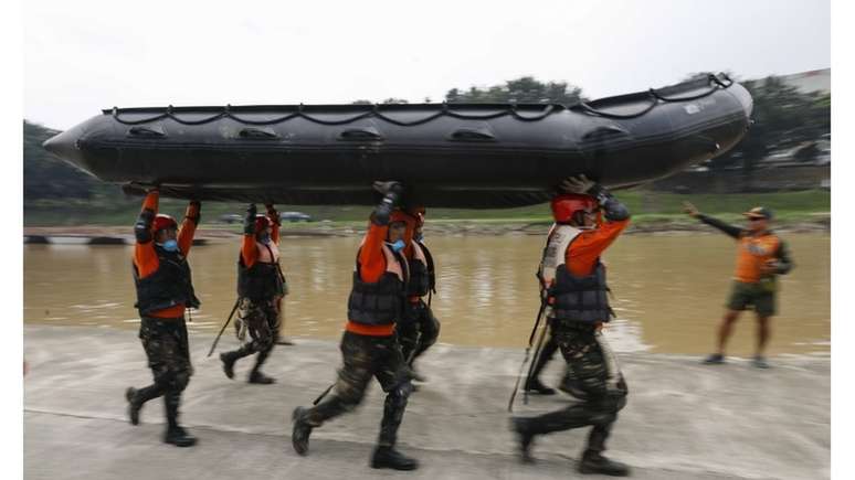 Soldados e socorristas carregam bote em treinamento para o tufão Mangkhut, nas Filipinas