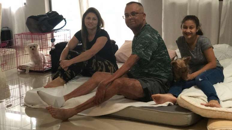 A cearense Maria Oliveira trouxe a família e dois cachorros para a sala dos anfitriões na Flórida