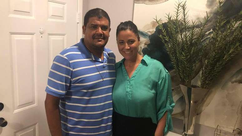 A baiana Ana Souza e o marido devem receber oito pessoas em casa durante a passagem do furacão Florence