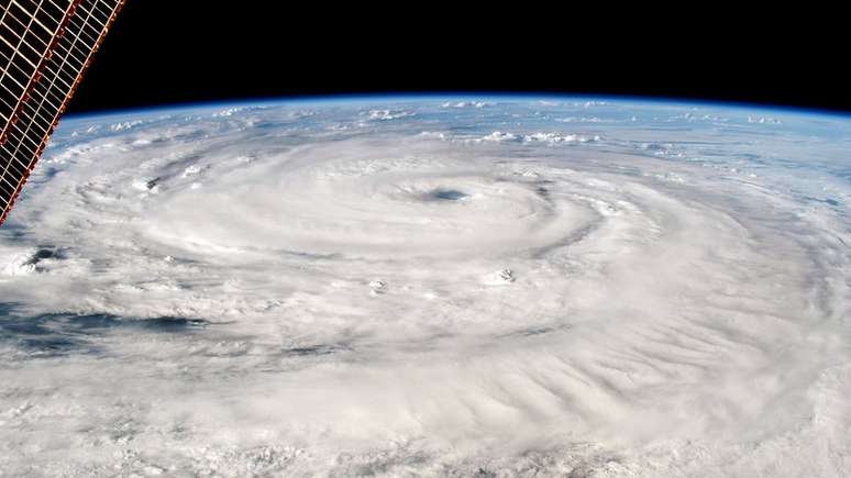 Florence teve sua intensidade rebaixada para uma tempestade de categoria 2 (com ventos de 165 km/h), mas ainda amedronta
