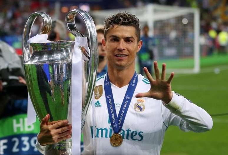 Cristiano Ronaldo segura taça da Liga dos Campeões após vencer a final