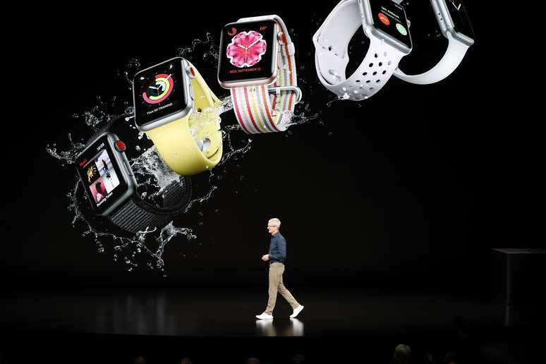 Tim Cook, presidente-executivo da Apple, apresenta o novo relógio da Apple em um evento de lançamento da nova linha de produtos da Apple Inc no Steve Jobs Theatre em Cupertino, Califórnia, EUA. 12/092018. REUTERS/Stephen Lam - HP1EE9C1BXS88