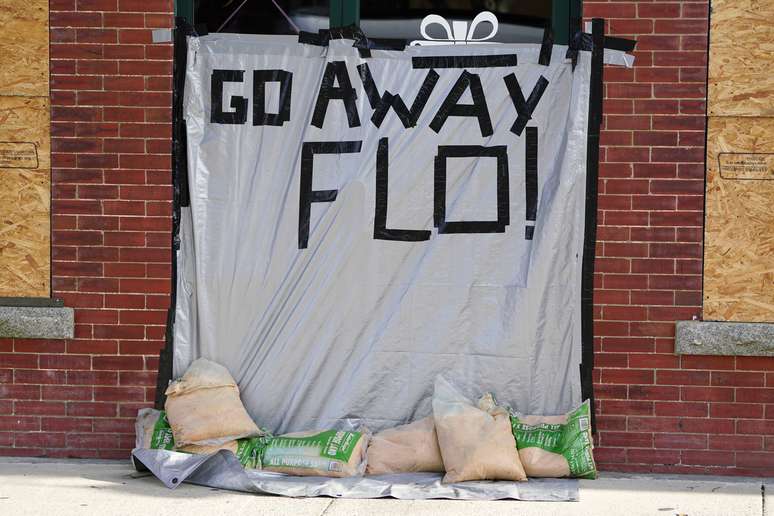 Mensagem escrita em barreira de proteção montada antes da chegada do furacão Florence em Oak Island, na Carolina do Norte 12/09/2018 REUTERS/Carlo Allegri