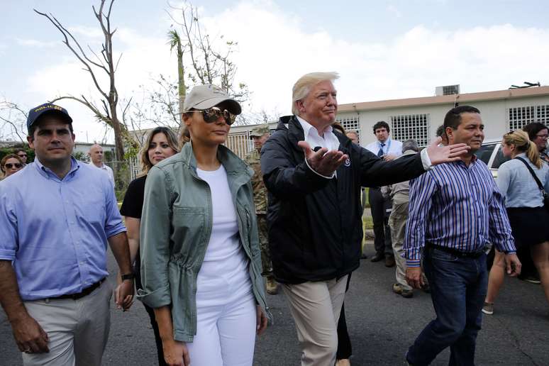 Presidente Trump percorre área danificada pelo furacão Maria em Guaynabo, Porto Rico, no ano passado 3/10/ 2017. REUTERS/Jonathan Ernst 
