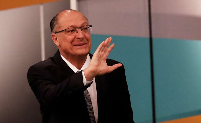 O presidenciável tucano Geraldo Alckmin, dono de uma coligação com oito partidos , afirmou na tarde desta terça-feira, 18, que não tem qualquer "procedência" a sugestão de que uma debandada de sua coligação esteja em curso
