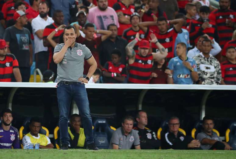 Jair Ventura comandando o time do Corinthians contra o Flamengo